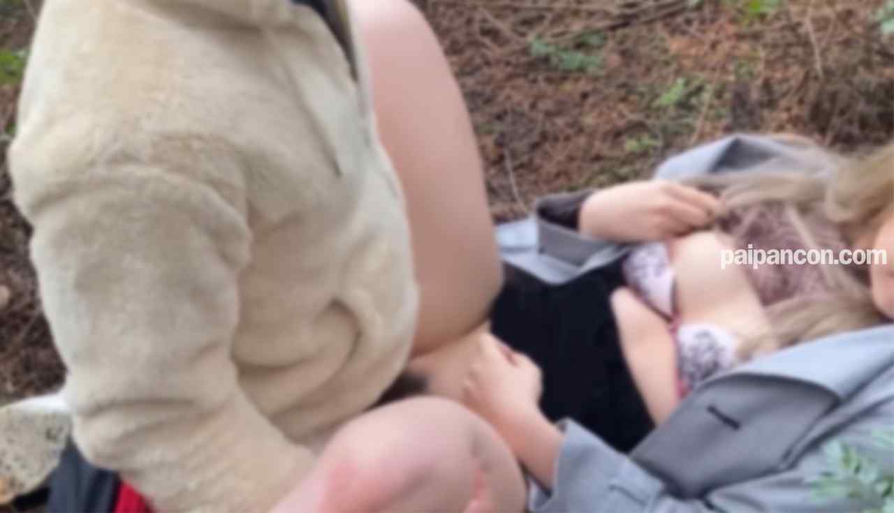 FC2-PPV-1346357 - 2本のおまけ動画あり【数量限定】「顔バレ薄モザ・場所ガウス無し」配信です。親友の*を先輩と森に連れ出し強制中出し。