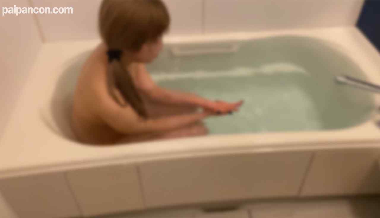 FC2-PPV-1346357 - 2本のおまけ動画あり【数量限定】「顔バレ薄モザ・場所ガウス無し」配信です。親友の*を先輩と森に連れ出し強制中出し。