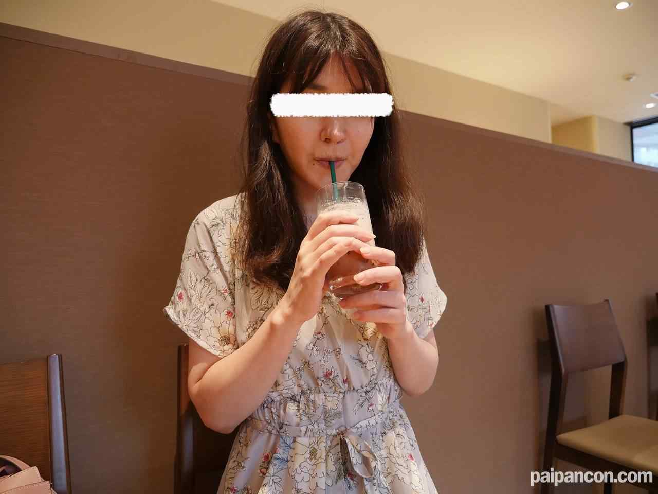 FC2-PPV-1573483 - 1本のおまけ動画あり【無修正ｘ個人撮影】触ってもないのに大量に潮を垂れ流す、噴射する鯨妻が究極にエロかった！妻が寝取られているのを見たいご主人にスマホで実況報告【＃NTR】