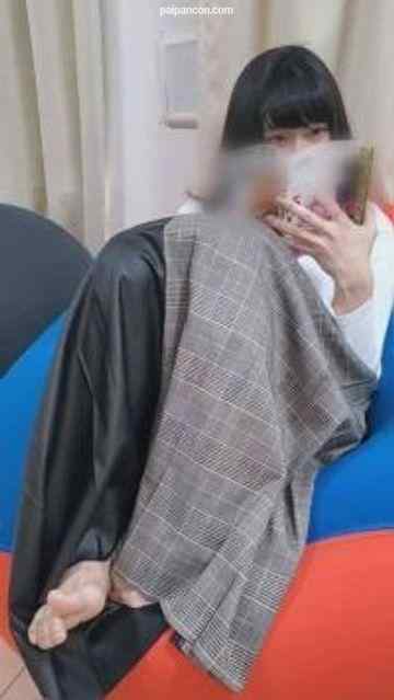 FC2-PPV-1711781 - ♯金欠の美尻の裏垢女子を部屋に連れ込み中でだした