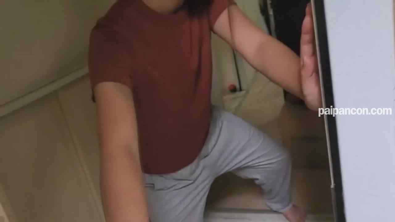 FC2-PPV-2352175 - 住宅の隣人に見られ【顏出し】家に上がり込み生活感溢れるリビングで他人液で滲む奥さん絶望。25分 thumbnail_1.jpg