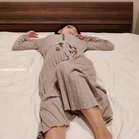 FC2-PPV-2905221 - 【無修正・乱交・中出し】スレンダー美人がAV監督にあこがれを持つキモイおっさん3人にハメられている動画が投稿されてきました。