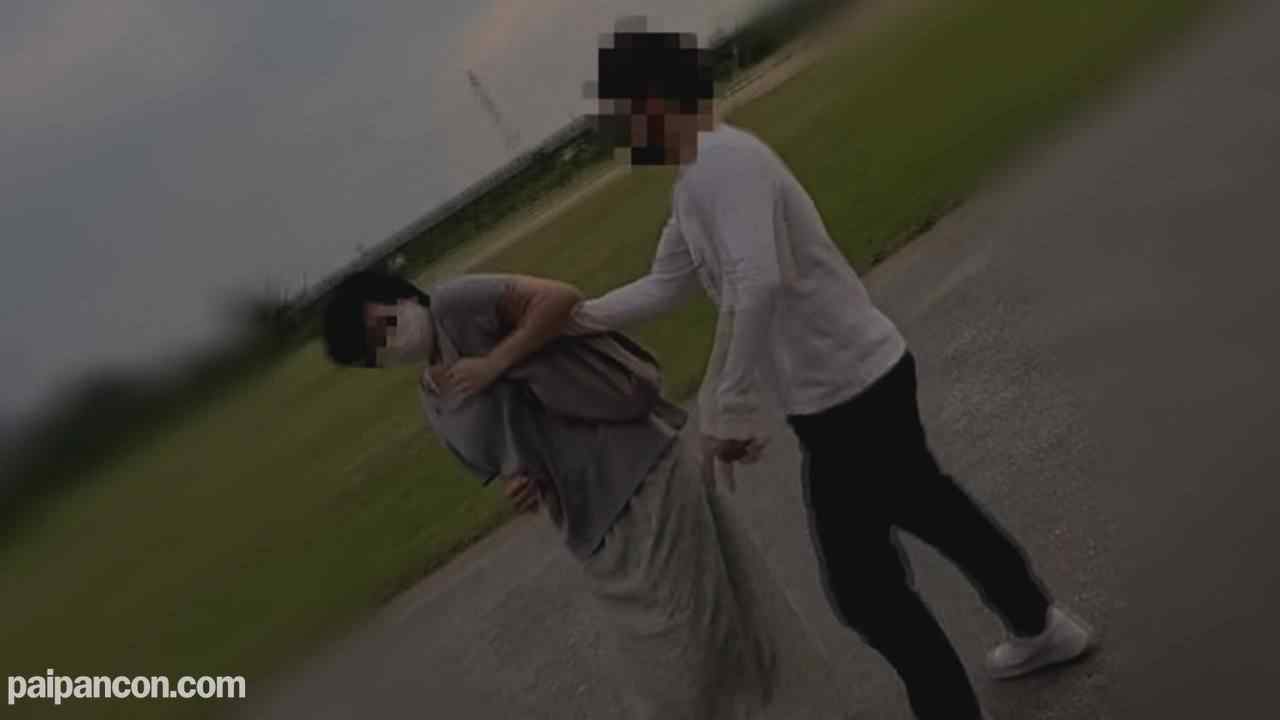 FC2-PPV-2930906 - 【個人】昼下がりの団地妻　想定外のデカチチを揉みまくる。まだ明るい時間に高架下で喉奥を**、**のいる隣の部屋で他人棒で中出し。そのまま全裸でバルコニーに放り出してみました。 thumbnail_0.jpg