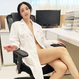 FC2-PPV-4608859 - 【藻無】ヤラシイ身体で挑発しちゃう女医が手コキと騎乗位で患者をオカす「猿みたいに腰振ってかわいぃ～♥」甘サド見下し逆レ●.プ♡ cover.jpg