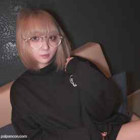 FC2-PPV-4731301 - 【12迄990pt】【初撮】1/8歲専門1年生声優志望。ネカフェで声を押しころしてこっそりピストン。緊張感で興奮し、締め付けのパイパンマンコに種付け。 cover.jpg